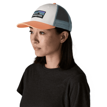Casquette de baseball Patagonia P-6 Logo LoPro Trucker Hat White w/Peach Sherbet
