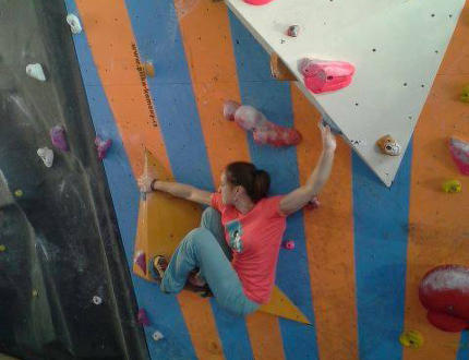 Comment grimper sur un mur d'escalade artificiel ?